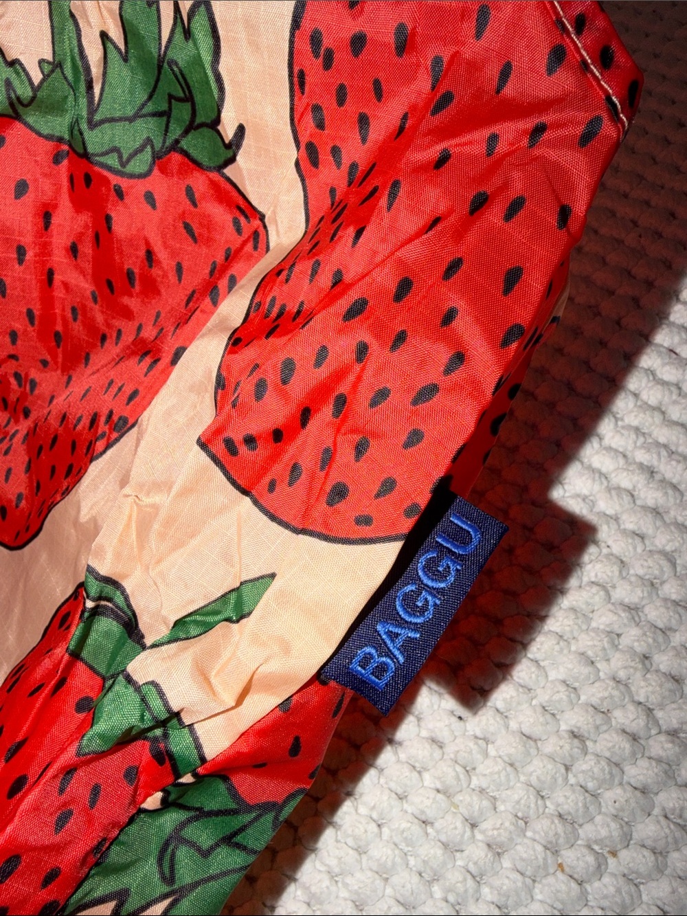Baggu Big Size Strawberry Print Reusable Tote Bag - Picture 4 of 7